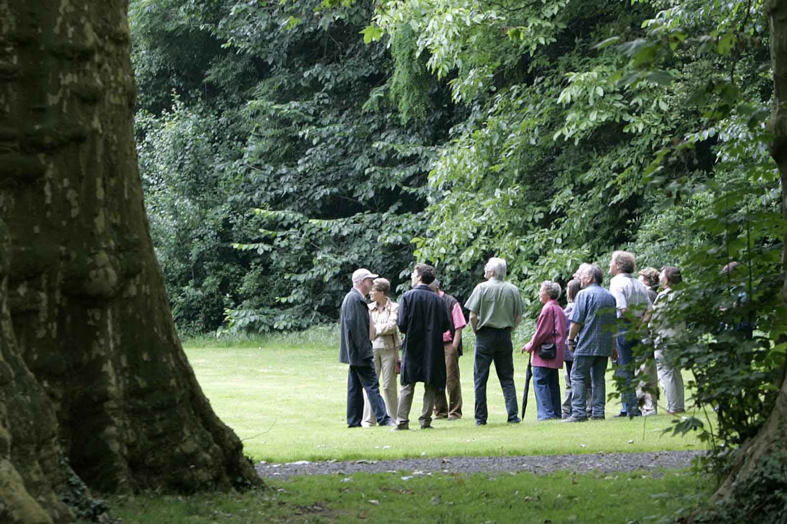 Der Schlossgarten empfängt eine Besuchergruppe bei schönem Wetter.